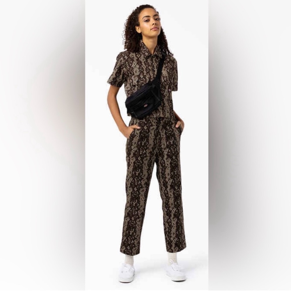 Dickies Camden Camo Snakeprint Button Up Cropped Shirt Size M NWT - Picture 4 of 8